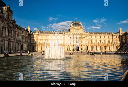 Lucarne. Pavillon Sully. Le Musée du Louvre est l'un des plus grands et des plus populaires musées d'art au monde. Le musée est loc Banque D'Images