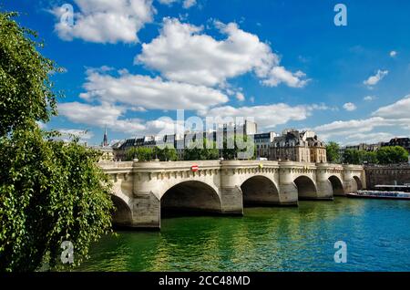 Le Pont neuf (anglais : nouveau pont) est le plus ancien pont sur la Seine à Paris. La construction a commencé en 1578 et a duré jusqu'en 1607. Banque D'Images
