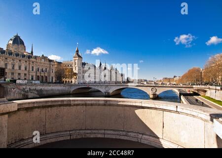 Pont au changement et la construction de la conciergerie à Paris. La conciergerie est un bâtiment situé à Paris, en France, à l'ouest de l'Île de la ci Banque D'Images