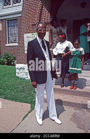 AFRICAN AMERICAN BABTIST CHURCH MINISTER OUTSIDE ST LOUIS BABTIST CHURCH, MISSOURI, ÉTATS-UNIS, 70 Banque D'Images