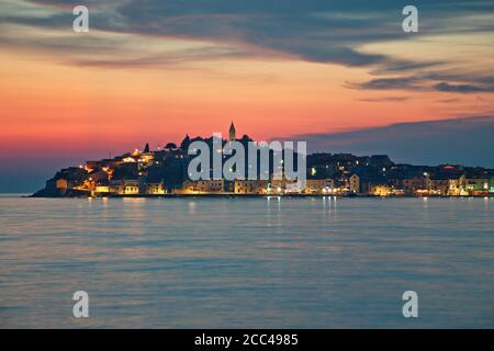 Paysage urbain de Primosten dans la mer Adriatique pendant l'heure bleue Banque D'Images