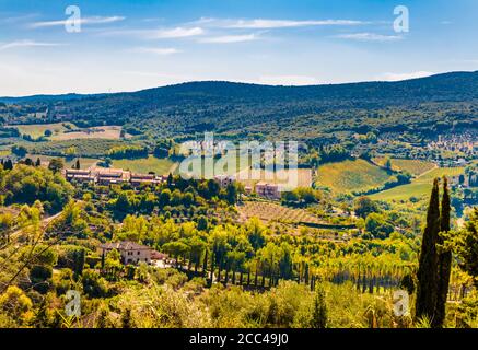 Belle vue panoramique sur la belle campagne de la célèbre ville médiévale de colline San Gimignano, un paysage typiquement toscan avec ses vallées agricoles... Banque D'Images