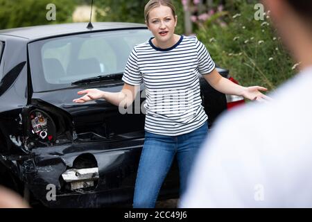 Les conducteurs hommes et femmes se disputent après des dommages aux voitures Accident Banque D'Images