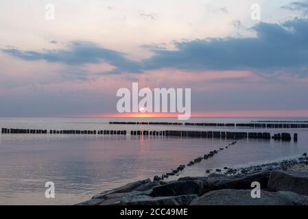 14 août 2020, Mecklembourg-Poméranie occidentale, Dranske : coucher de soleil sur la mer Baltique près de Dranske. Photo: Stephan Schulz/dpa-Zentralbild/ZB Banque D'Images