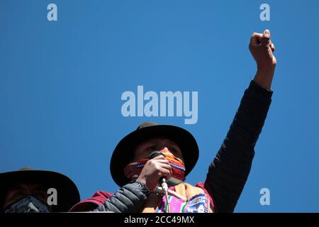 14 août 2020, Bolivie, la Paz: Un homme parle lors d'une manifestation contre le Président bolivien Jeanine Añez, au cours de la douzième journée de manifestations photo: Gaston Brito/dpa Banque D'Images