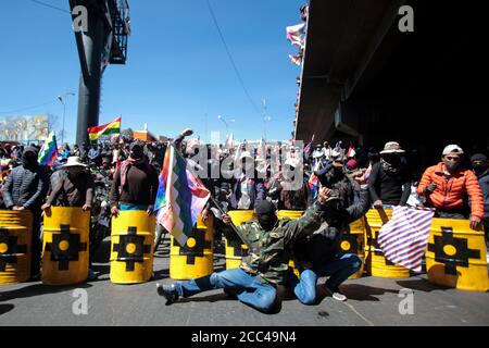 14 août 2020, Bolivie, la Paz: Des manifestants avec boucliers participent à un rassemblement contre le Président bolivien Jeanine Añez, au cours de la douzième journée de manifestations photo: Gaston Brito/dpa Banque D'Images