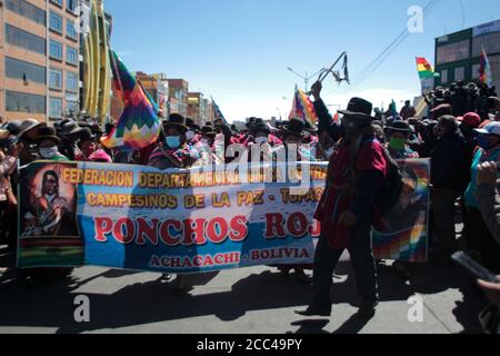 14 août 2020, Bolivie, la Paz: Des manifestants participent à une manifestation contre le Président bolivien Jeanine Añez, au cours de la douzième journée de manifestations photo: Gaston Brito/dpa Banque D'Images