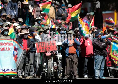 14 août 2020, Bolivie, la Paz: Des manifestants sont vus lors d'une manifestation contre le Président bolivien Jeanine Añez, au cours de la douzième journée de manifestations photo: Gaston Brito/dpa Banque D'Images