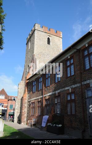 La bibliothèque de Thomas Plume, Maldon, Essex, a été fondée par le Dr Plume au XVIIIe siècle sur le site de l'église en ruines de Saint-Pierre. Banque D'Images