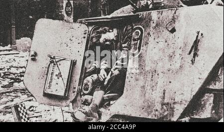 La femme allemande décédée dans le SdKfz 250/1 personnel blindé Transporteur sous le commandement de Hauptsturmfuhrer Hans-Gosta Pehrsson de la 11.SS-Freiwillig Banque D'Images