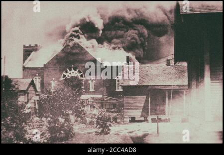 Brûlage de l'église où les munitions ont été stockées pendant l'émeute de course, Tulsa, Oklahoma. ÉTATS-UNIS. 1er juin 1921 Banque D'Images