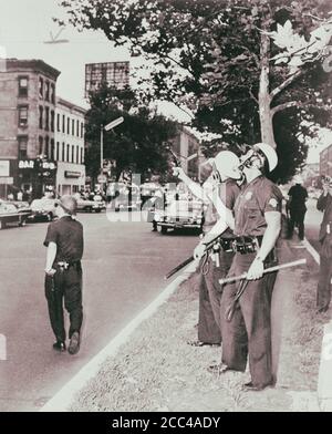 La police de Harlem se tenant dans la rue avec des fusils pendant les émeutes de course. New York. Juillet 1964 Banque D'Images