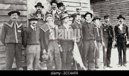 Un groupe de chemises rouges se pose aux urnes. Wilmington insurrection de 1898. Caroline du Nord. ÉTATS-UNIS. 1898 'chemises rouge', hommes blancs qui ont formé un militi ad hoc Banque D'Images