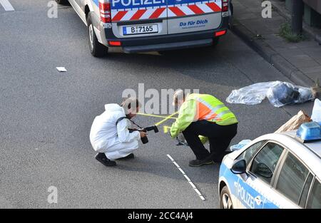 Berlin, Allemagne. 19 août 2020. Les enquêteurs travaillent sur l'autoroute A100 de la ville de Berlin, près de la sortie Alboinstrasse. La sécurité de l'État enquête sur un homme qui a causé la fermeture de l'autoroute de la ville pendant des heures et qui transportait une boîte à munitions présumée. Selon les premiers résultats, le conducteur avait déjà causé plusieurs accidents et a ensuite annoncé que la boîte contenait un « objet dangereux », a déclaré un porte-parole de la police pendant la nuit. Credit: Paul Zinken/dpa-Zentralbild/dpa/Alay Live News Banque D'Images