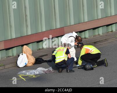 Berlin, Allemagne. 19 août 2020. Les enquêteurs travaillent sur l'autoroute A100 de la ville de Berlin, près de la sortie Alboinstrasse. La sécurité de l'État enquête sur un homme qui a causé la fermeture de l'autoroute de la ville pendant des heures et qui transportait une boîte à munitions présumée. Selon les premiers résultats, le conducteur avait déjà causé plusieurs accidents et a ensuite annoncé que la boîte contenait un « objet dangereux », a déclaré un porte-parole de la police pendant la nuit. Credit: Paul Zinken/dpa-Zentralbild/dpa/Alay Live News Banque D'Images