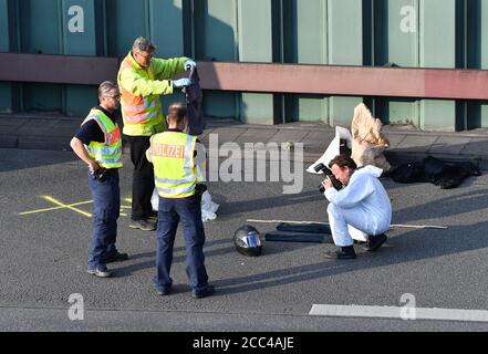 Berlin, Allemagne. 19 août 2020. Les enquêteurs travaillent sur l'autoroute A100 de la ville de Berlin, près de la sortie Alboinstrasse. La sécurité de l'État enquête sur un homme qui a causé la fermeture de l'autoroute de la ville pendant des heures et qui transportait une boîte à munitions présumée. Selon les premiers résultats, le conducteur avait déjà causé plusieurs accidents et a ensuite annoncé que la boîte contenait un « objet dangereux », a déclaré un porte-parole de la police pendant la nuit. Credit: Paul Zinken/dpa-Zentralbild/dpa/Alay Live News Banque D'Images