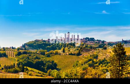 Belle vue panoramique de la célèbre ville médiévale de colline San Gimignano avec ses tours magnifiques par une journée ensoleillée avec un ciel bleu,... Banque D'Images