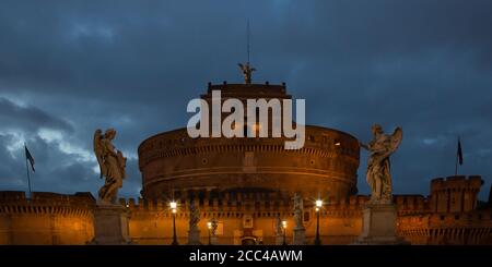 Belle vue extérieure du Castel Sant'Angelo et du Pont des Anges de l'autre côté du Tibre la nuit, Rome, Italie Banque D'Images