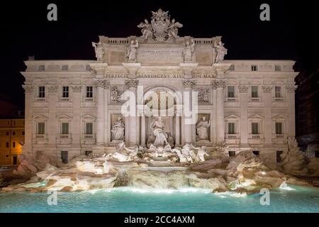 La plus grande fontaine baroque de Trevi dans la ville de Rome, en Italie. Belle vue sur la fontaine de Trevi la nuit Banque D'Images