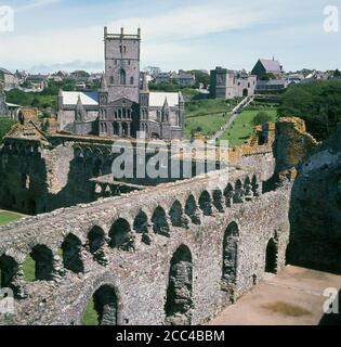 Les années 1960, historique, une vue de cette époque sur des bâtiments anciens vers l'église de la cathédrale de St Andrew et St David, aux Pebbles, St David, Haverfordwest au pays de Galles, le parton saint du pays de Galles, St David, y a fondé un monastère au 6ème siècle, La cathédrale étant construite par un évêque normand en 1180. Enterré là, son sanctuaire était un lieu populaire de pèlerinage tout au long du Moyen-âge. St David's a fait une ville en 1994 pour marquer son rôle dans l'héritage chrétien et est la plus petite ville du Royaume-Uni. Banque D'Images