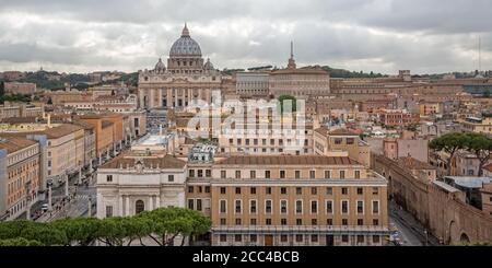 Paysage urbain de Rome avec le dôme de la basilique Saint-Pierre - état de religion Christianisme, Italie. Vue sur la basilique Saint-Pierre du Vatican Banque D'Images