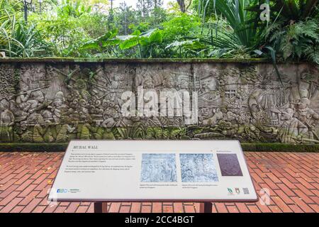 Sculpture murale représentant des scènes historiques de Singapour précoloniale à fort Canning Park, Singapour. Banque D'Images