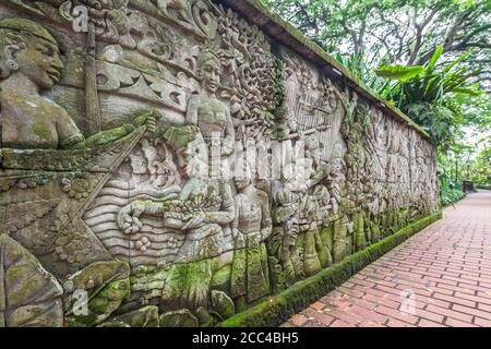 Sculpture murale représentant des scènes historiques de Singapour précoloniale à fort Canning Park, Singapour. Banque D'Images