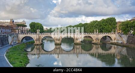 Vue sur le Ponte Sant'Angelo - pont avec de belles réflexions sur le Tibre, Rome, Italie. Ponte Sant’Angelo : le pont des Anges de Rome Banque D'Images