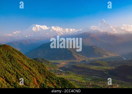 Vue panoramique aérienne du massif de l'Annapurna depuis le point de vue de la colline de Sarangkot dans la chaîne de montagnes de l'Himalaya à Pokhara, au Népal Banque D'Images