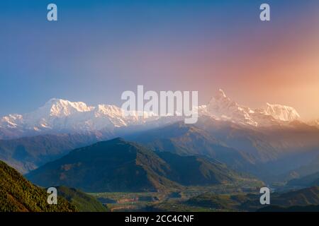 Vue panoramique aérienne du massif de l'Annapurna depuis le point de vue de la colline de Sarangkot dans la chaîne de montagnes de l'Himalaya à Pokhara, au Népal Banque D'Images