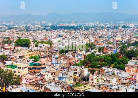 Vue panoramique aérienne d'Udaipur depuis le palais de la ville d'Udaipur au Rajasthan État de l'Inde Banque D'Images