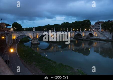 Vue de nuit du château de Sant Angelo (mausolée d'Hadrien), pont de Sant Angelo et rivière Tibre à Rome, Italie.lumières de nuit du pont Ponte Sant'Angelo Banque D'Images