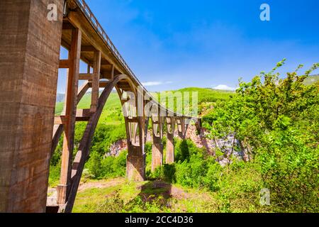 Pont de Tara Djurdjevic au-dessus de la rivière Tara près de Zabljak dans le parc national de Durmitor au Monténégro Banque D'Images