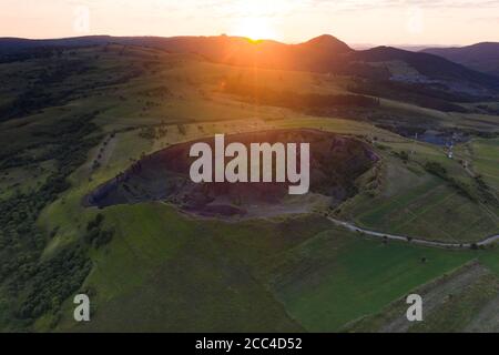 Vue aérienne du cratère volcanique de RACOs au lever du soleil, comté de Brasov, Roumanie Banque D'Images