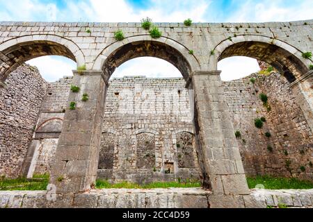 Mosquée Fatih Sultan Mehmet ou ruines de la mosquée Fatih dans le château de Rozafa dans la ville de Shkoder en Albanie Banque D'Images