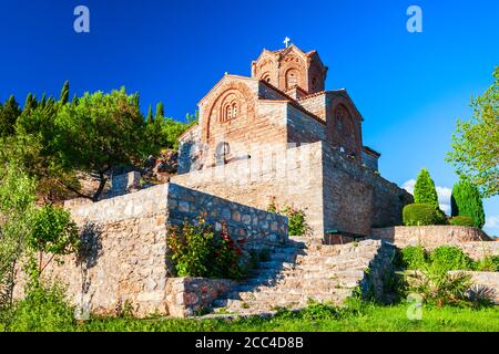 Saint John à Kaneo est une église orthodoxe macédonienne près de la plage de Kaneo du lac Ohrid dans la ville d'Ohrid, en Macédoine du Nord Banque D'Images