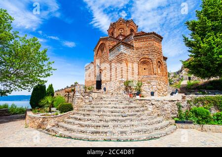 Saint John à Kaneo est une église orthodoxe macédonienne près de la plage de Kaneo du lac Ohrid dans la ville d'Ohrid, en Macédoine du Nord Banque D'Images