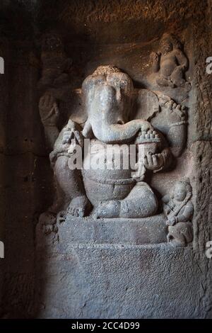 Ganesha sculptant au temple de Kailasa ou Kailash aux grottes d'Ellora à Maharashtra, en Inde Banque D'Images