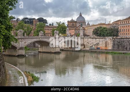 Vue sur le Tibre et le pont Ponte Vittorio Emanuele II, Rome, Italie. Vue sur la basilique Saint-Pierre de Rome Banque D'Images