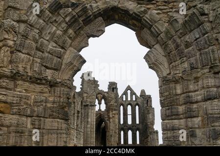 Ruines de l'abbaye de Whitby, monastère chrétien du VIIe siècle. Whitby North Yorkshire. Royaume-Uni Banque D'Images