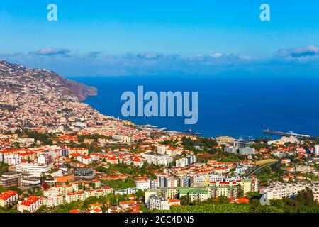 Vue panoramique aérienne de Funchal. Funchal est la capitale et la plus grande ville de l'île de Madère au Portugal. Banque D'Images