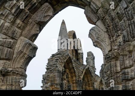 Ruines de l'abbaye de Whitby, monastère chrétien du VIIe siècle. Whitby North Yorkshire. Royaume-Uni Banque D'Images