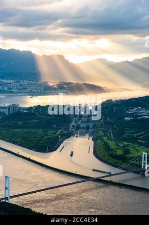 (200818) -- BEIJING, 18 août 2020 (Xinhua) -- photo prise le 16 août 2020 montre le coucher du soleil des trois Gorges de la ville de Yichang, dans la province de Hubei, au centre de la Chine. (Photo de Zheng Jiayu/Xinhua) Banque D'Images