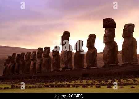 Massive 15 statues en pierre de Moai de la plateforme cérémoniale AHU Tongariki à l'aube fantastique sur l'île de Pâques, Chili, Amérique du Sud Banque D'Images