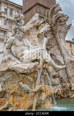 Détail de la fontaine des quatre fleuves, fontaine en marbre de Gian Lorenzo Bernini, 1648-51; Piazza Navona, Rome, Italie Banque D'Images