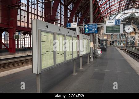 Anvers, Belgique, 16 août 2020, panneaux indiquant les heures d'arrivée et de départ à la gare centrale Banque D'Images