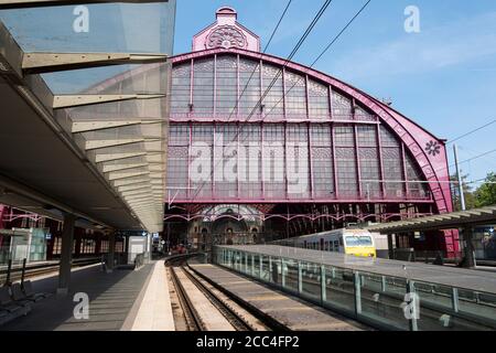 Anvers, Belgique, 16 août 2020, façade imposante de la gare centrale vue de la plate-forme Banque D'Images