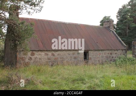 Maison de ferme en pierre avec toit en étain rouillé et copie espace Banque D'Images
