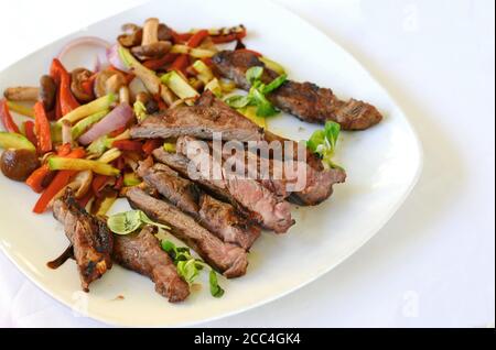 Steak de bœuf rôti moyen avec une sauce aux truffes. Steak grillé avec pommes de terre tard. Banque D'Images