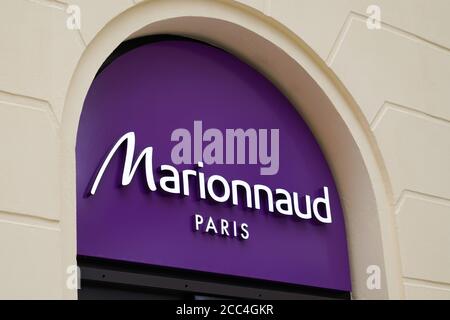 Bordeaux , Aquitaine / France - 08 10 2020 : marionnaud paris logo texte et signe avant du magasin marque chaîne de cosmétiques boutique française mode beauté Banque D'Images